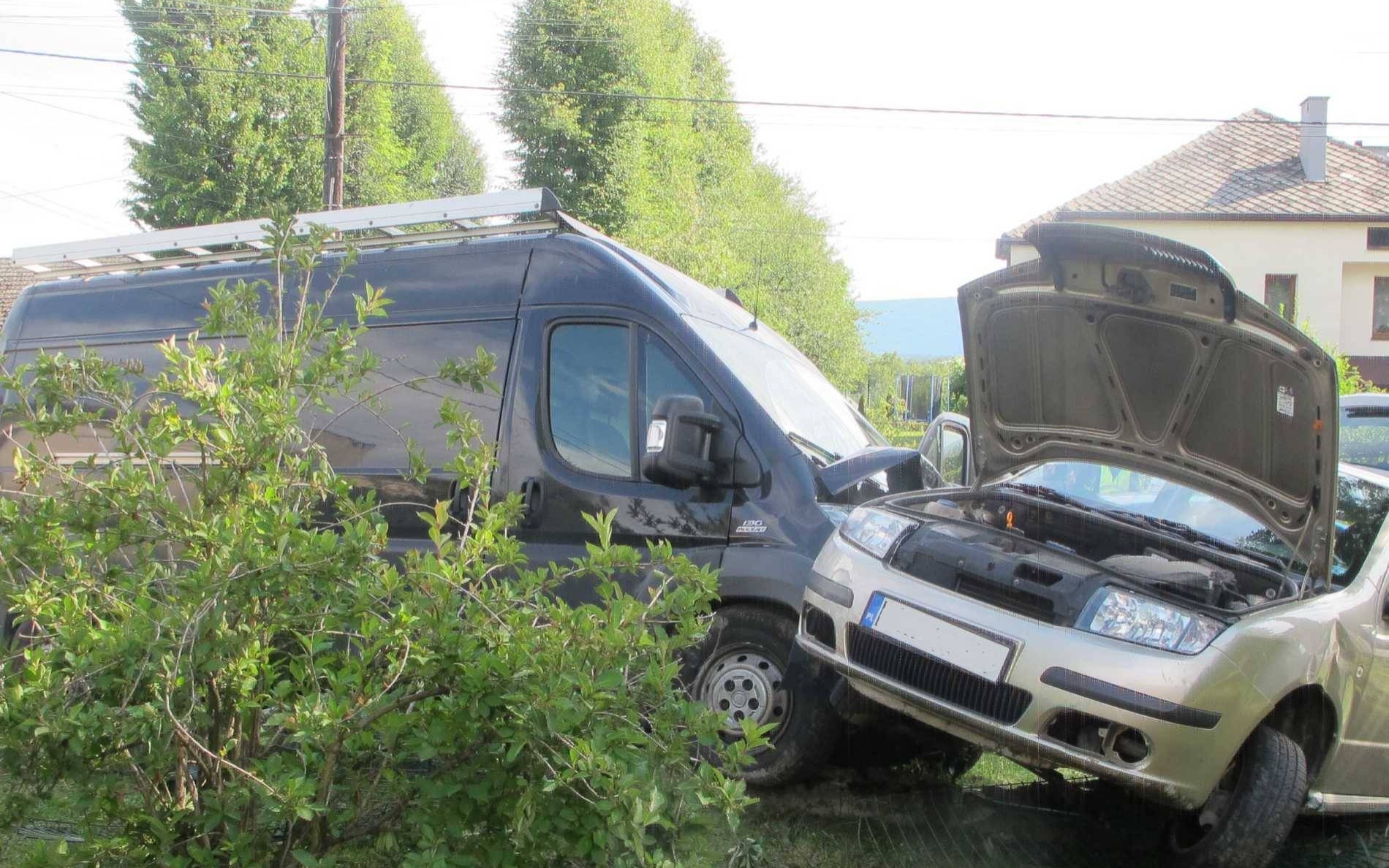 Kobieta nie zauważyła dostawczaka. Samochody wjechały w płot – FOTO