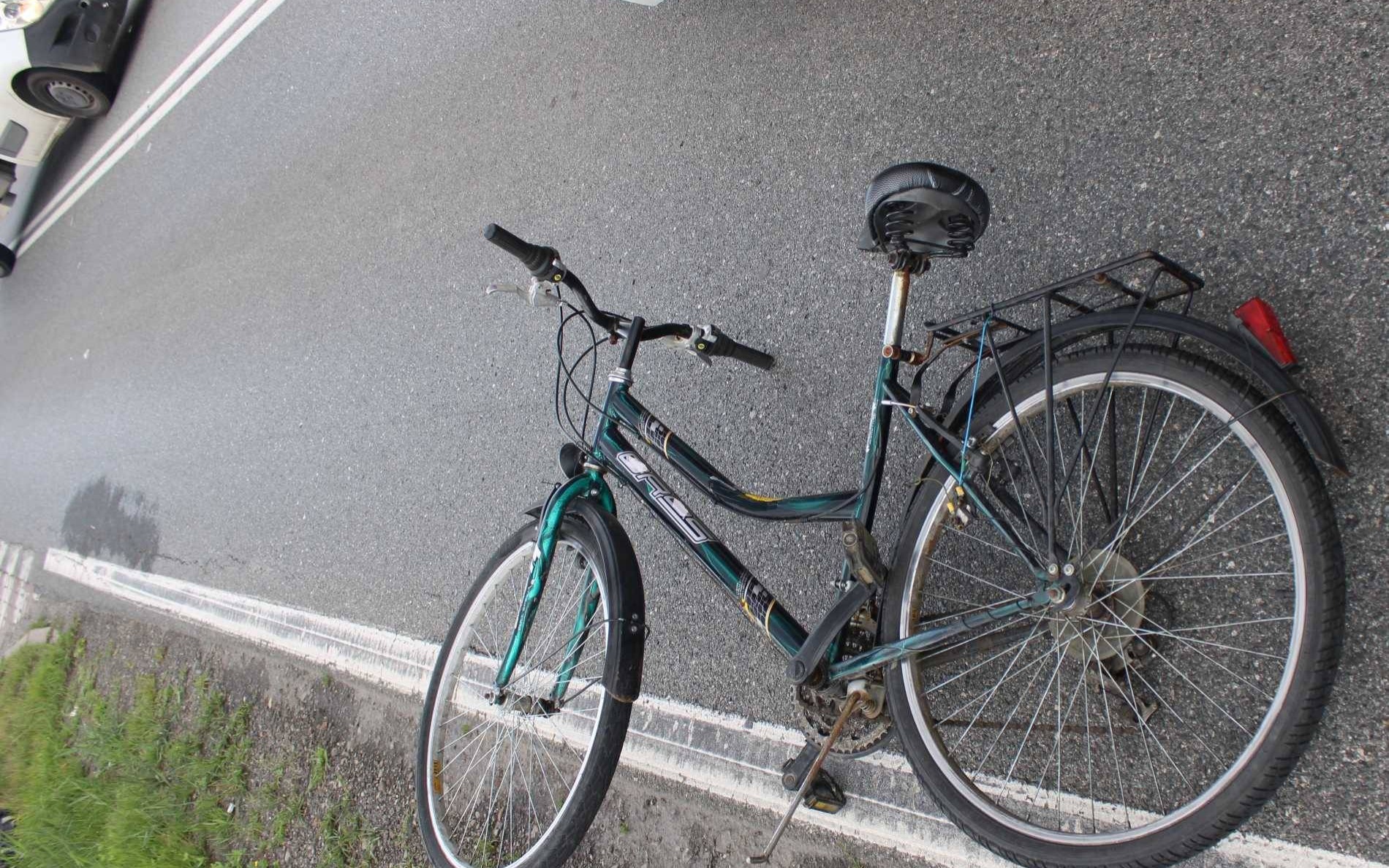 Pijany rowerzysta wpadł pod samochód dostawczy