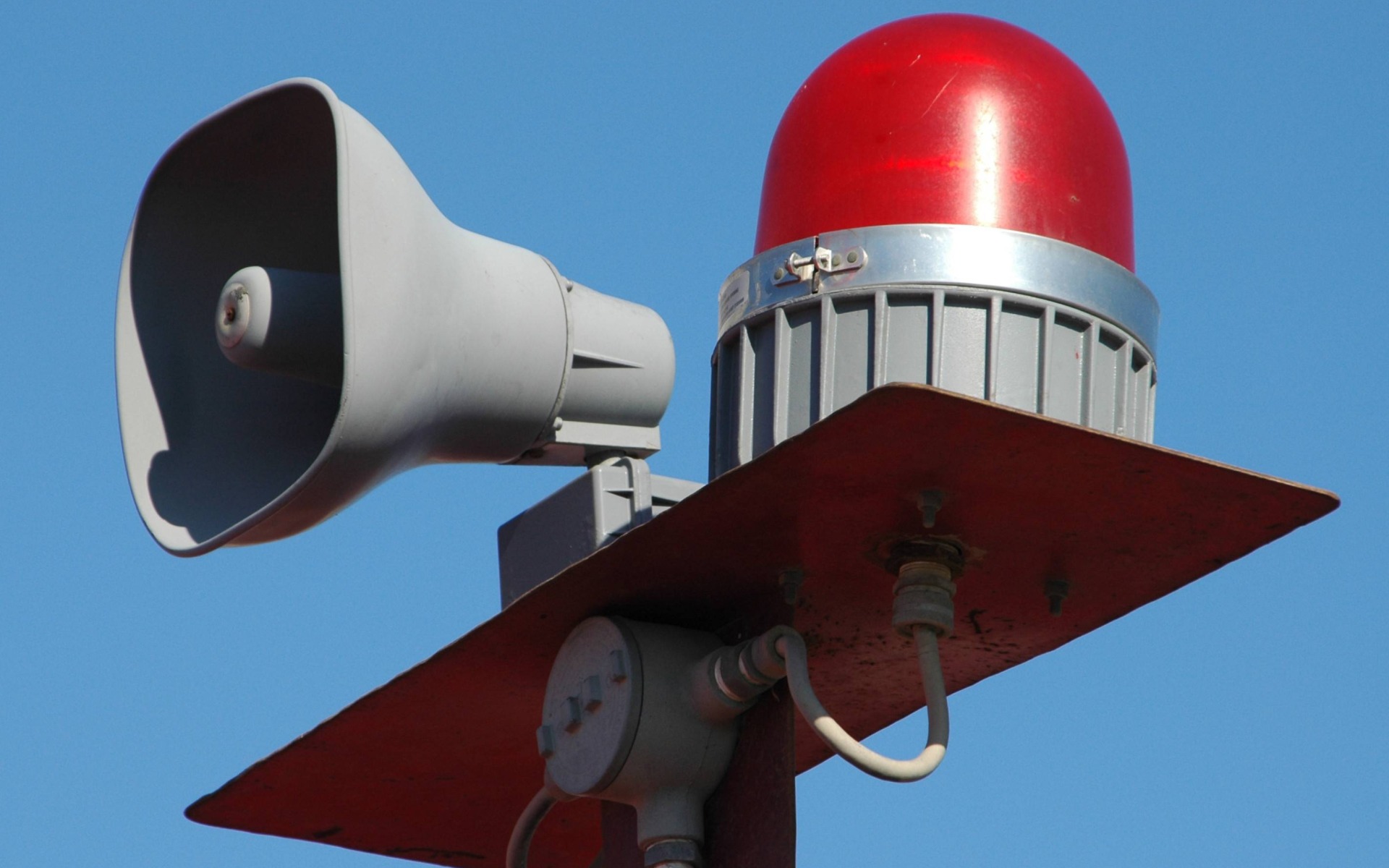 Syrena zabrzmi pod mostem na Sole