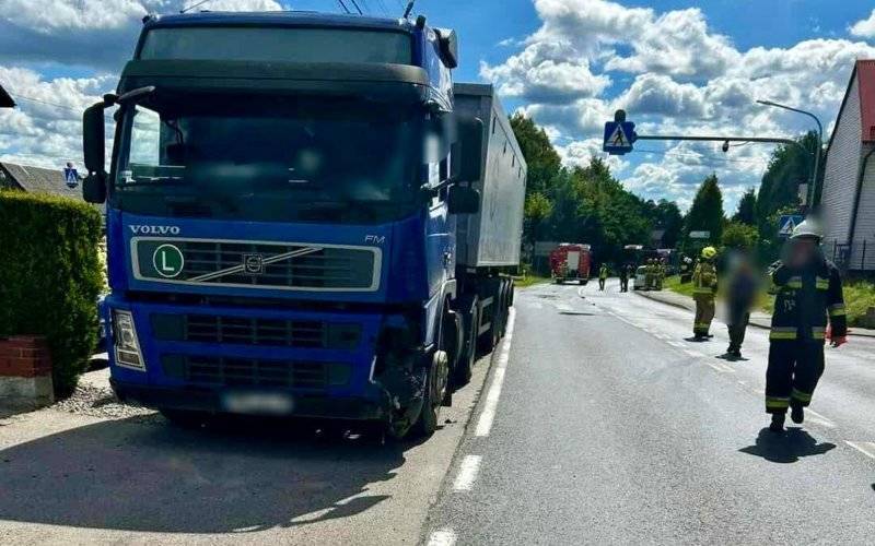 Zderzenie osobówki z ciężarówką na ulicy Krakowskiej w Przeciszowie