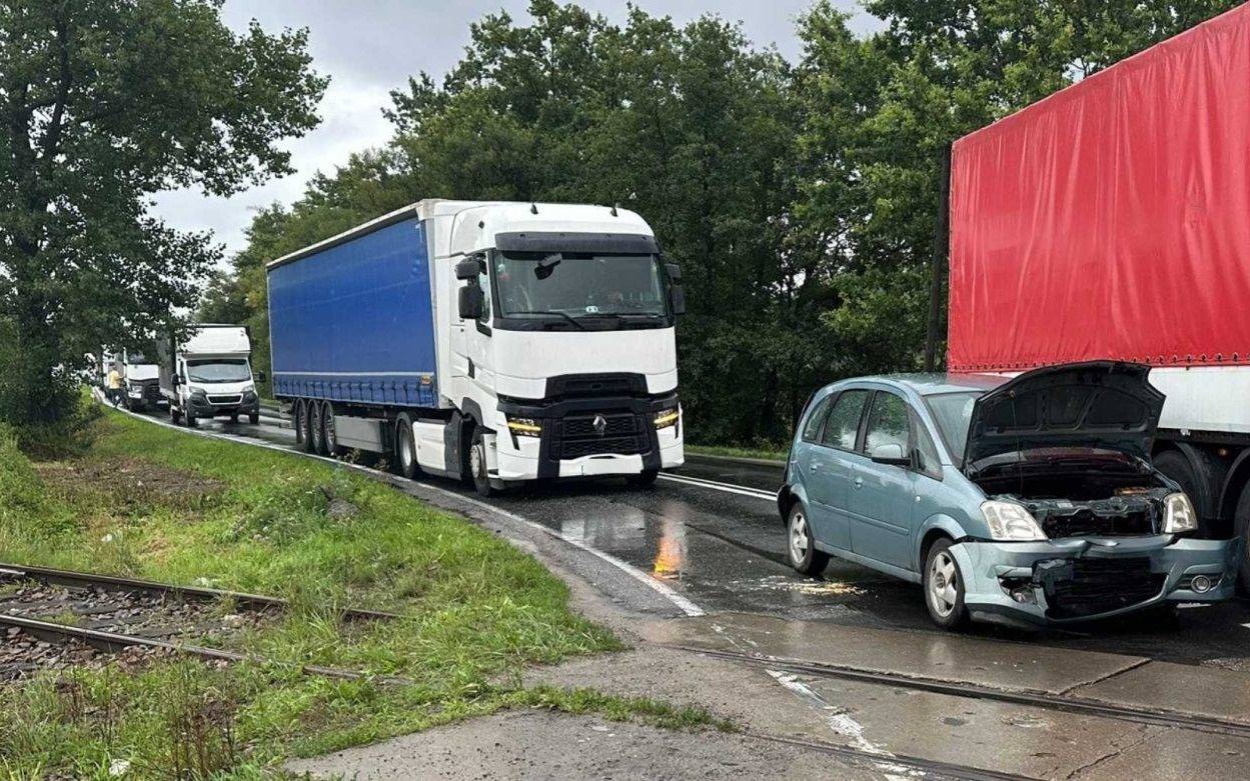 Tir uderzył w dwie osobówki. Do szpitala trafił ośmiolatek – FOTO