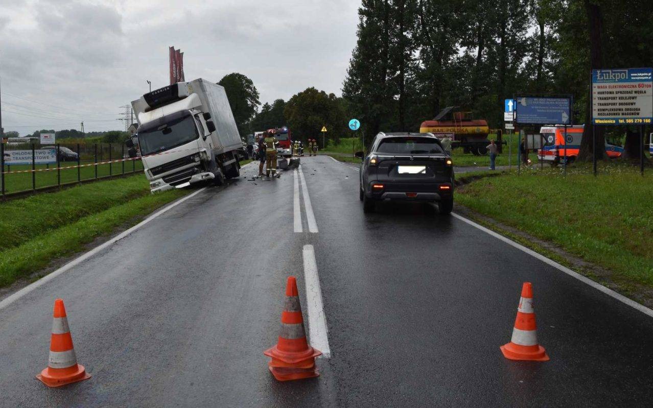 Wypadek samochodu ciężarowego z trzema osobówkami – FOTO