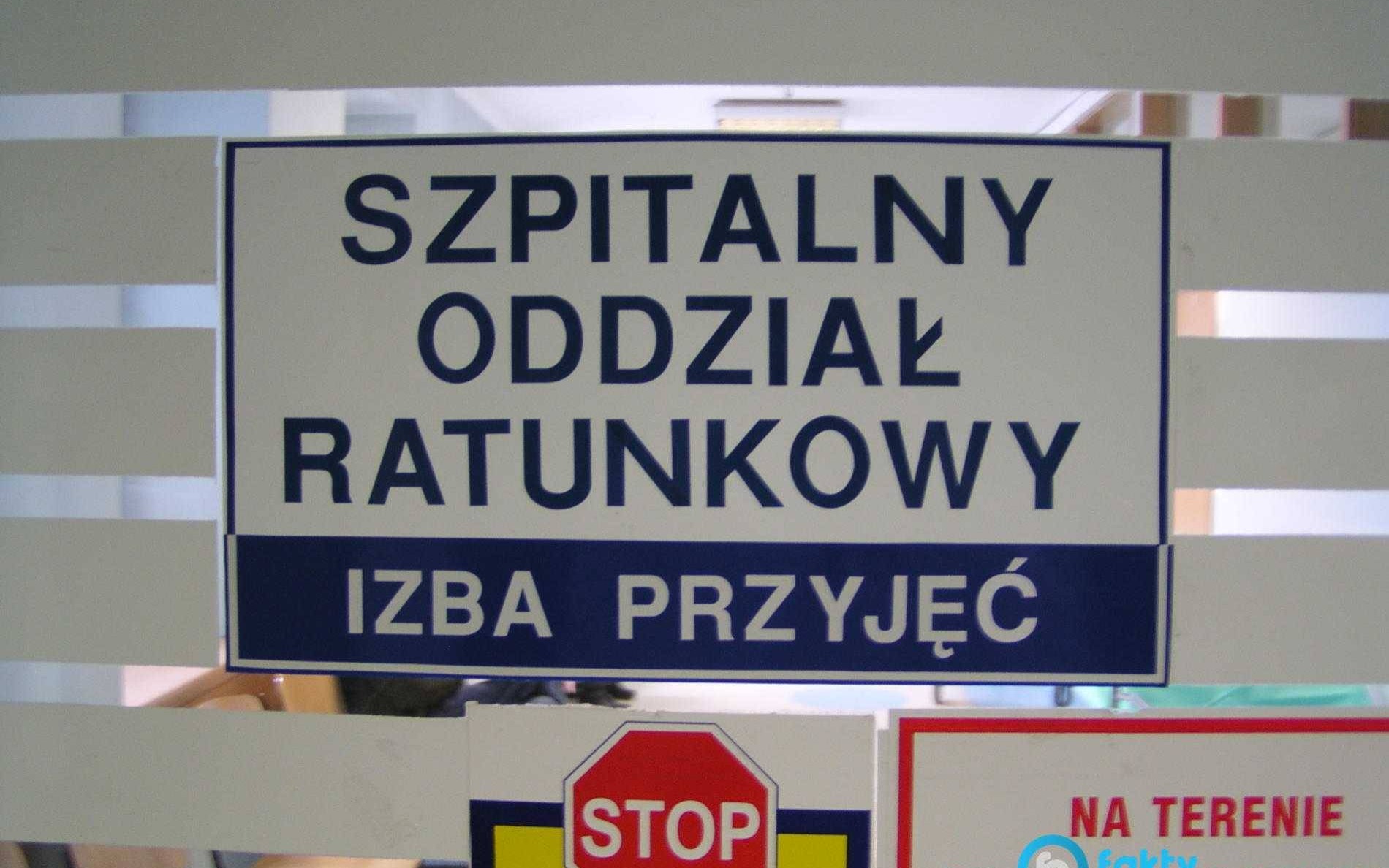 Zaatakował ratowników medycznych i zniszczył szpitalny sprzęt