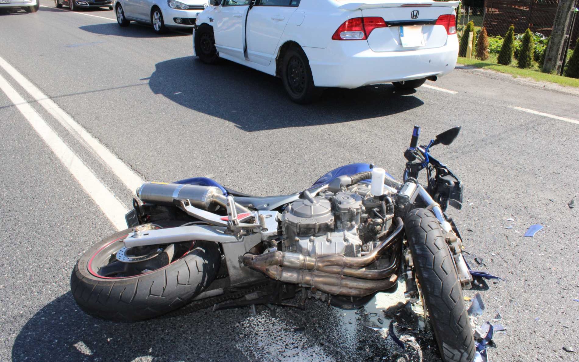 Wyprzedzał motocyklem honda i zderzył się z samochodem honda – FOTO