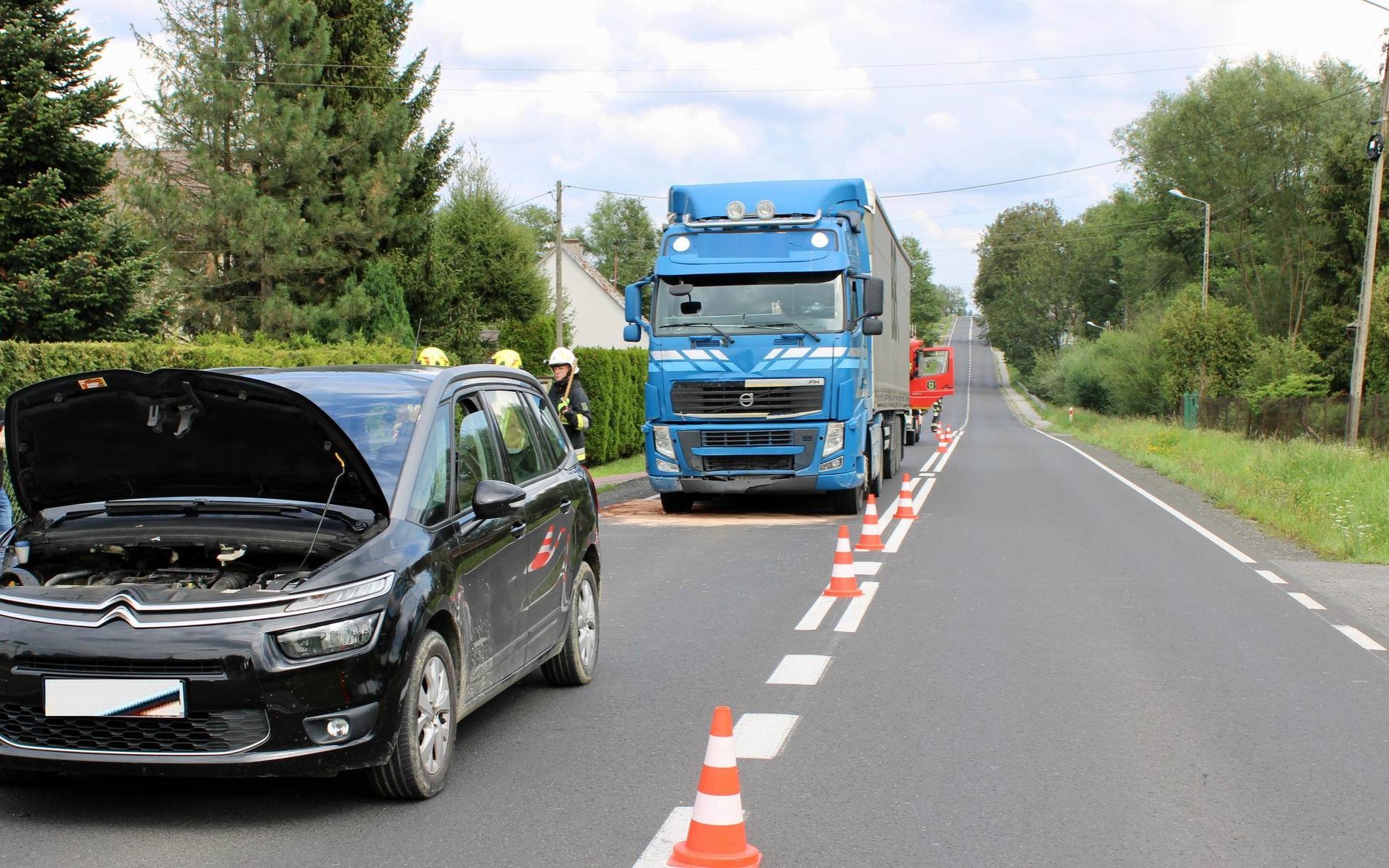 Ciężarówka uderzyła w citroena. Poszkodowani matka i dziecko – FOTO