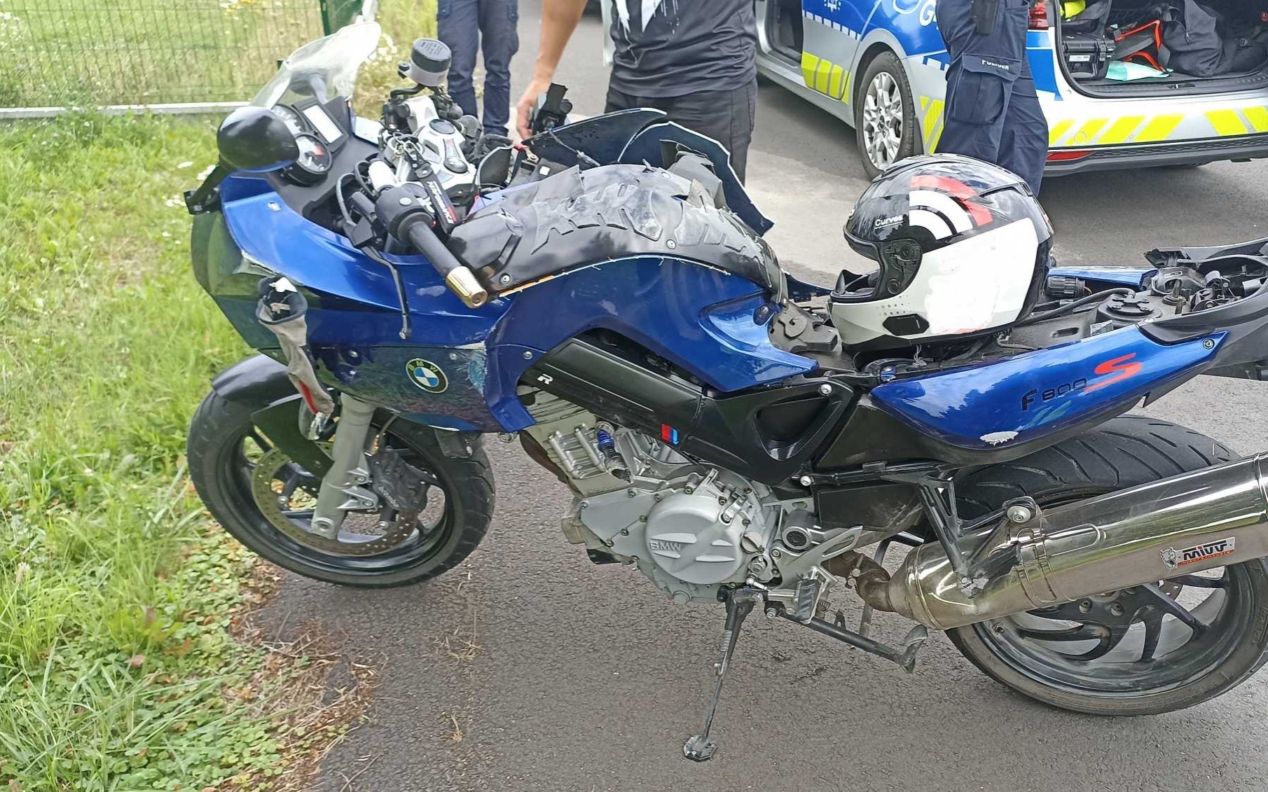 Wyprzedzał motocyklem kolumnę samochodów. Uderzył w dostawczaka