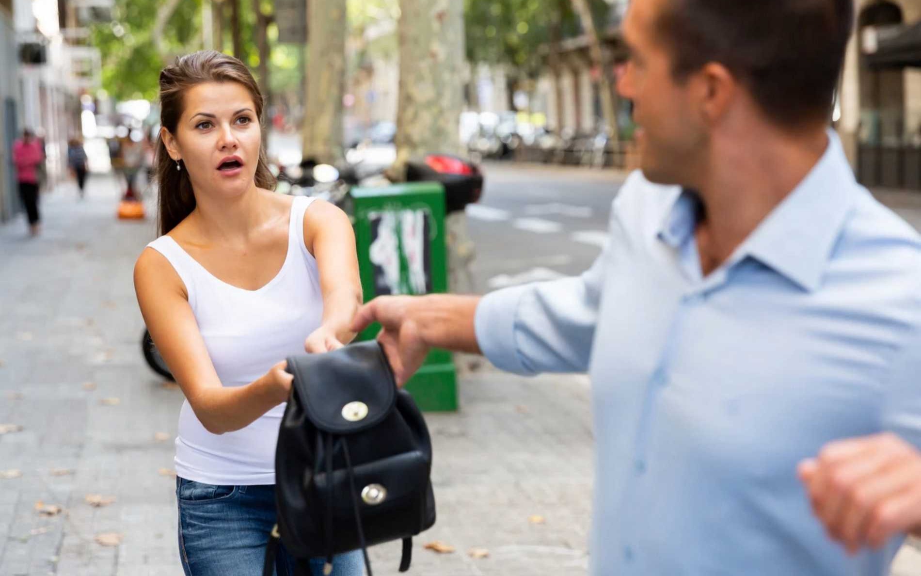 Uderzył butelką nastolatkę i ukradł jej słuchawki