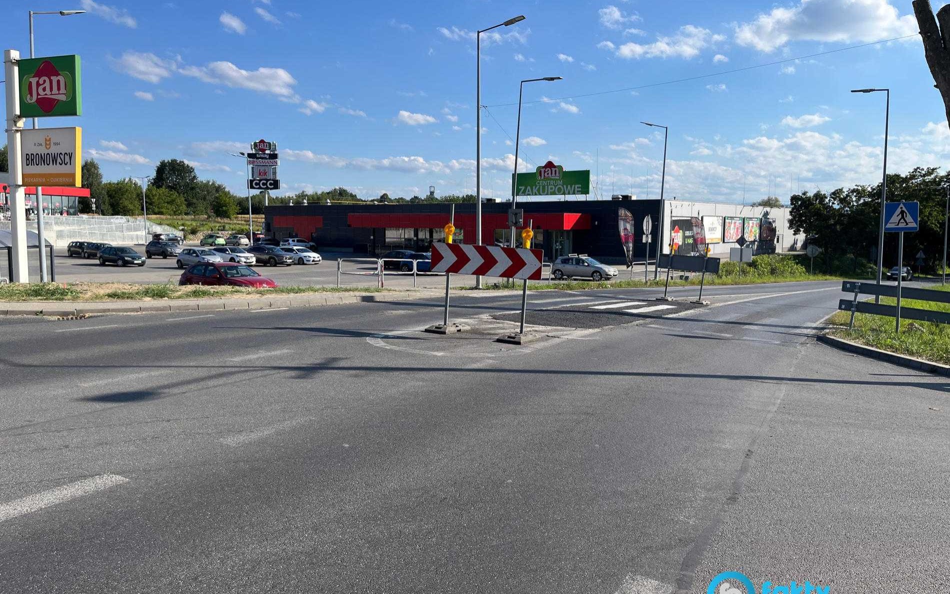 Główna droga w Brzeszczach zamknięta. Zaczęła się budowa ronda – FOTO