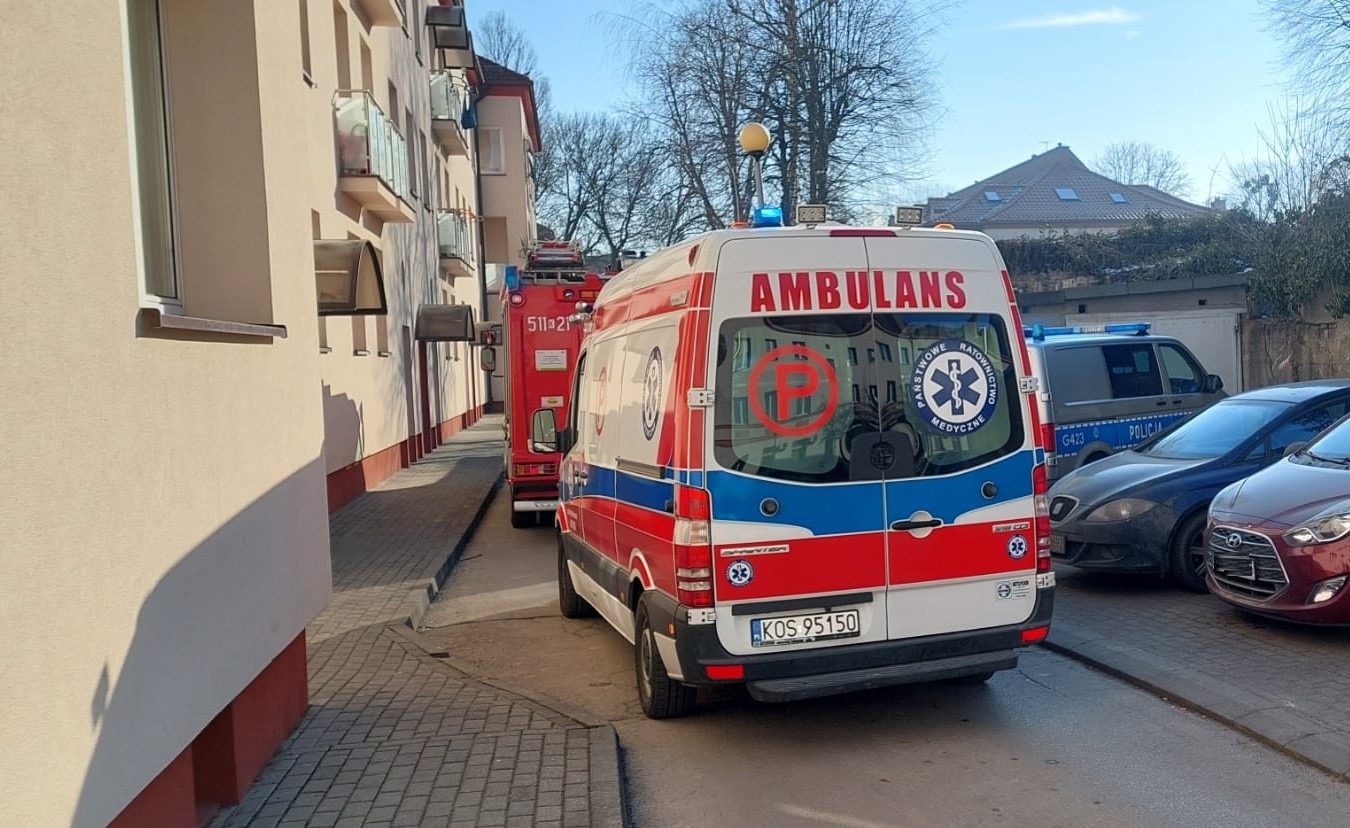 Oświęcim: Czterolatek chodził po parapecie na drugim piętrze. Interweniowała policja, straż i pogotowie