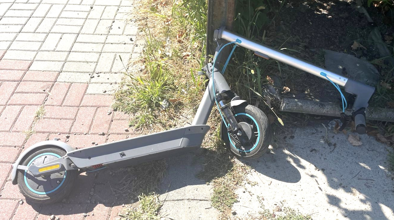 Brzeszcze: Wypadek z udziałem hulajnogi i samochodu. Kobieta w szpitalu