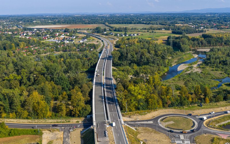 Obwodnica Oświęcimia nabiera tempa. Most nad Sołą z jedną jezdnią gotową, a pod torami szykują tunel