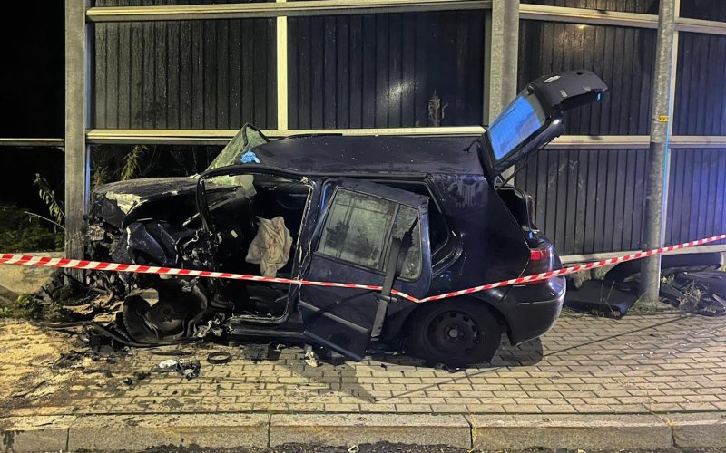 Nietrzeźwy kierowca spowodował wypadek w Podolszu. Był zakleszczony w pojeździe