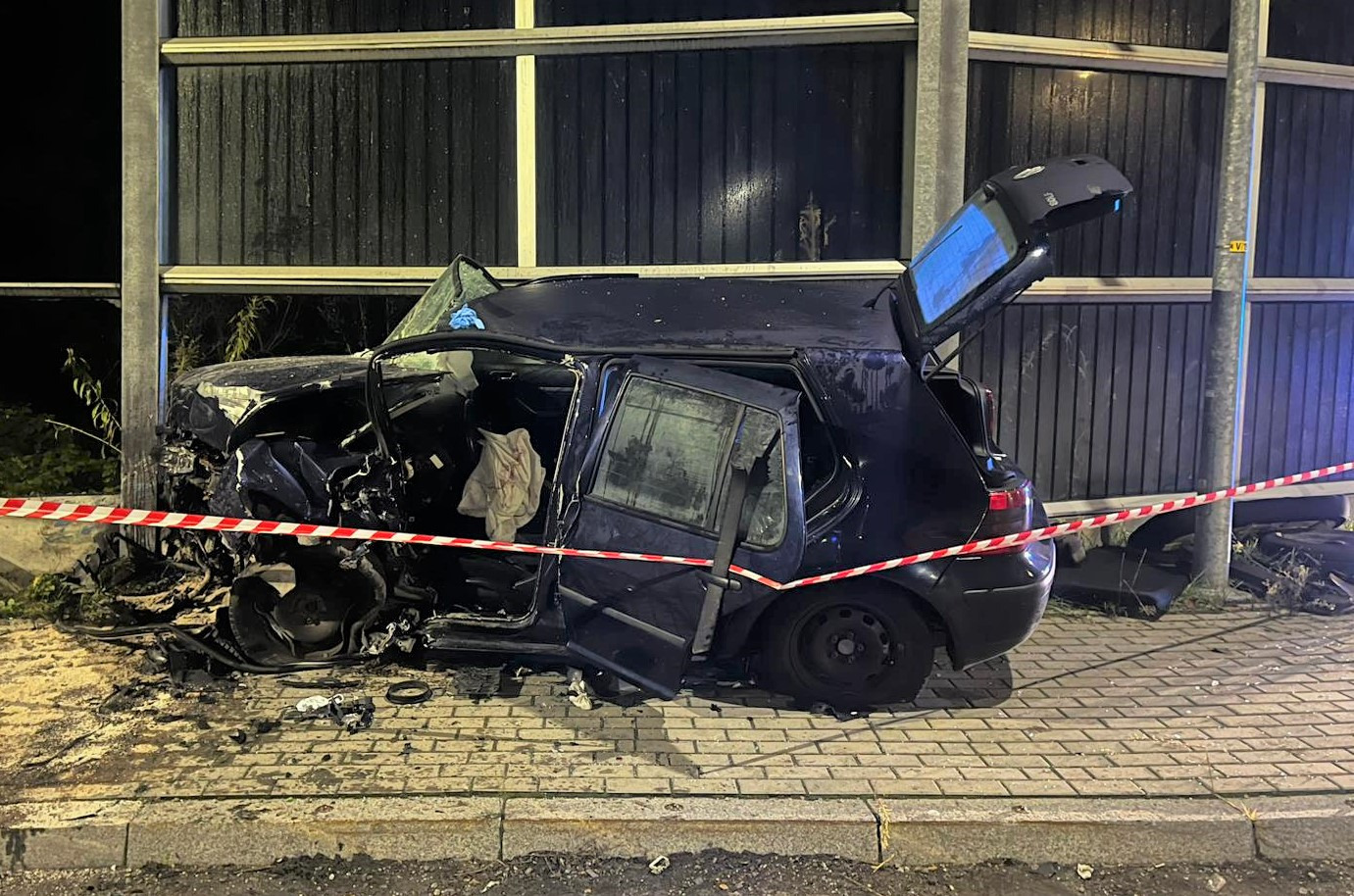 Nietrzeźwy kierowca spowodował wypadek w Podolszu. Był zakleszczony w pojeździe