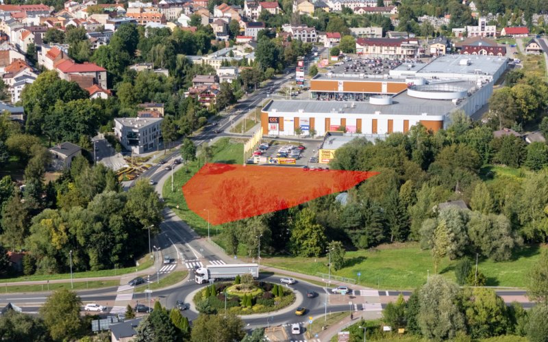 Miasto sprzedaje działkę w sercu Oświęcimia! Czy szykuje się kolejny market przy Królowej Jadwigi?