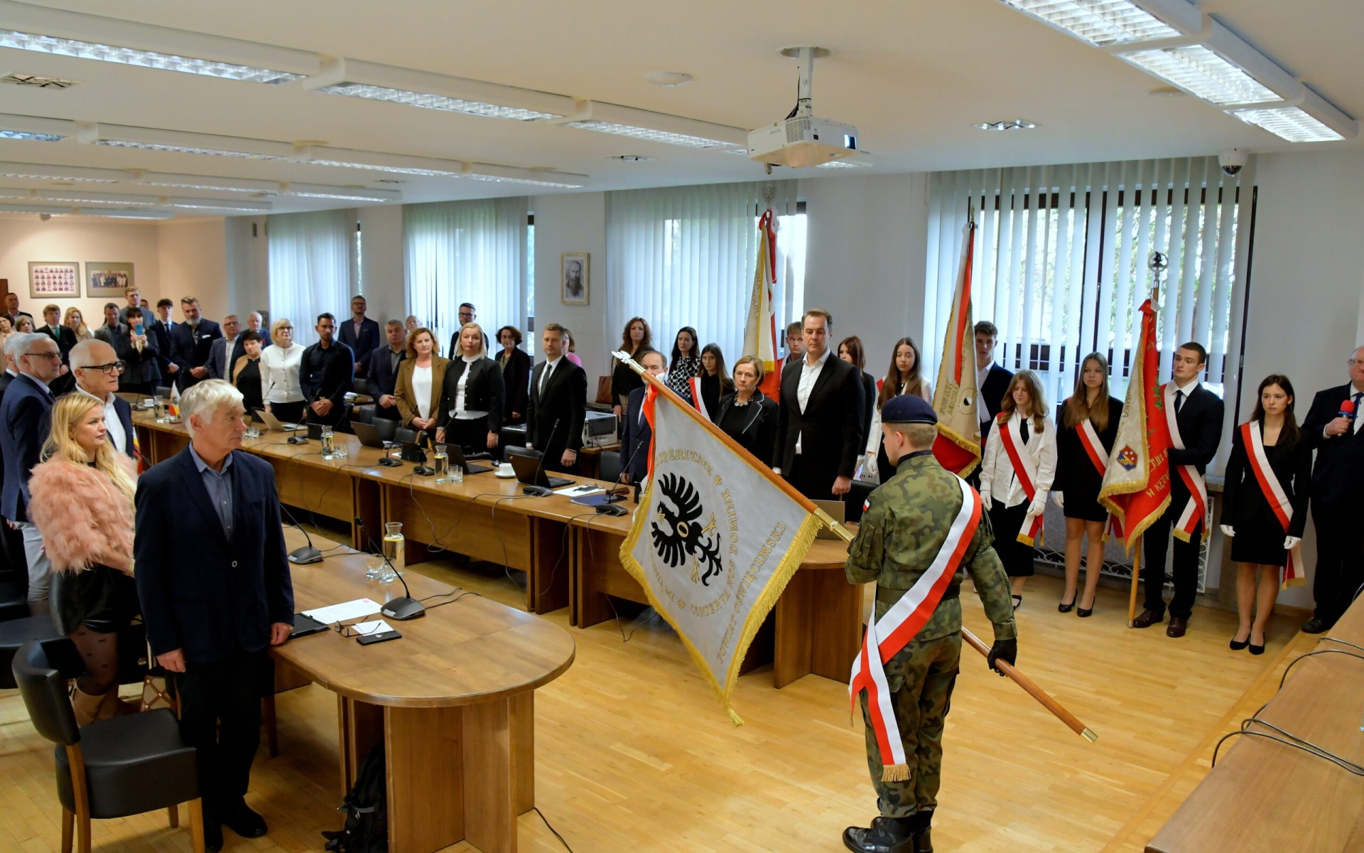 Uroczyste przekazanie Sztandaru Powiatu Oświęcimskiego podczas XVI sesji rady
