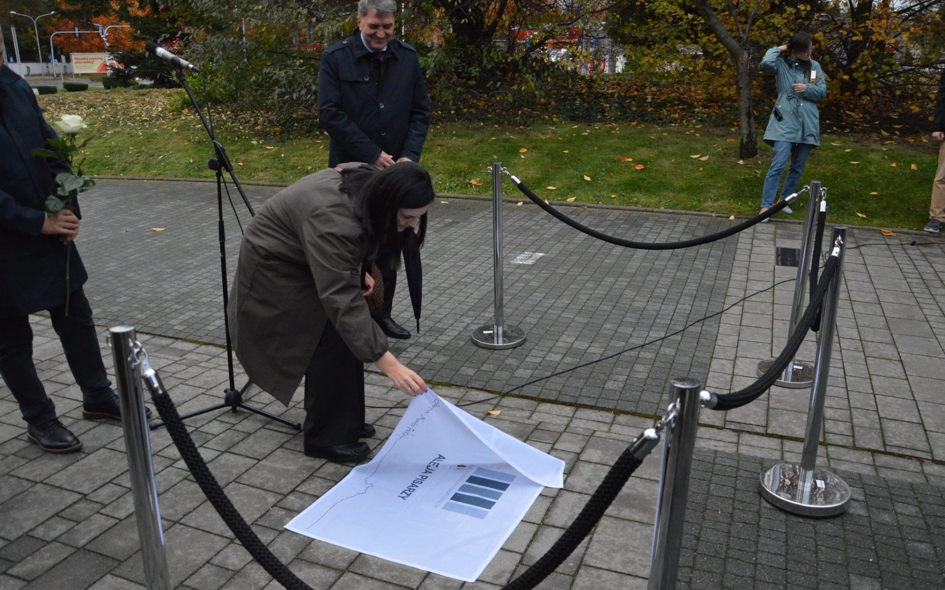 Joanna Kuciel-Frydryszak z tablicą w Alei Pisarzy w Oświęcimiu