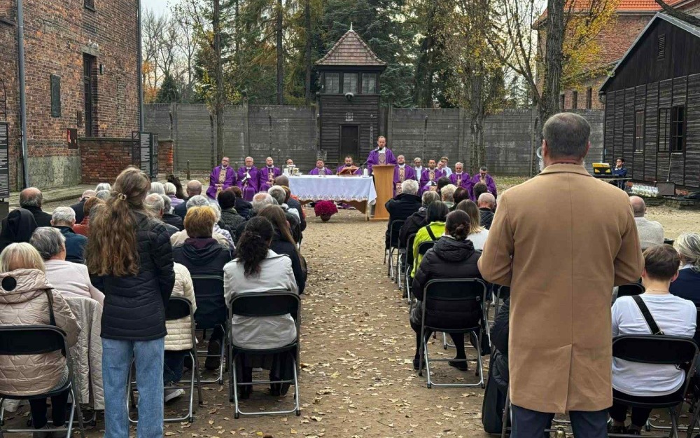 Modlitwa w cieniu Ściany Straceń. Kapłani oddali hołd ofiarom Auschwitz w Dzień Zaduszny