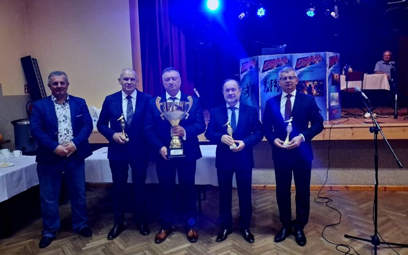 Podsumowanie sezonu hodowców gołębi pocztowych w Osieku. Powiat z gratulacjami dla mistrzów lotów