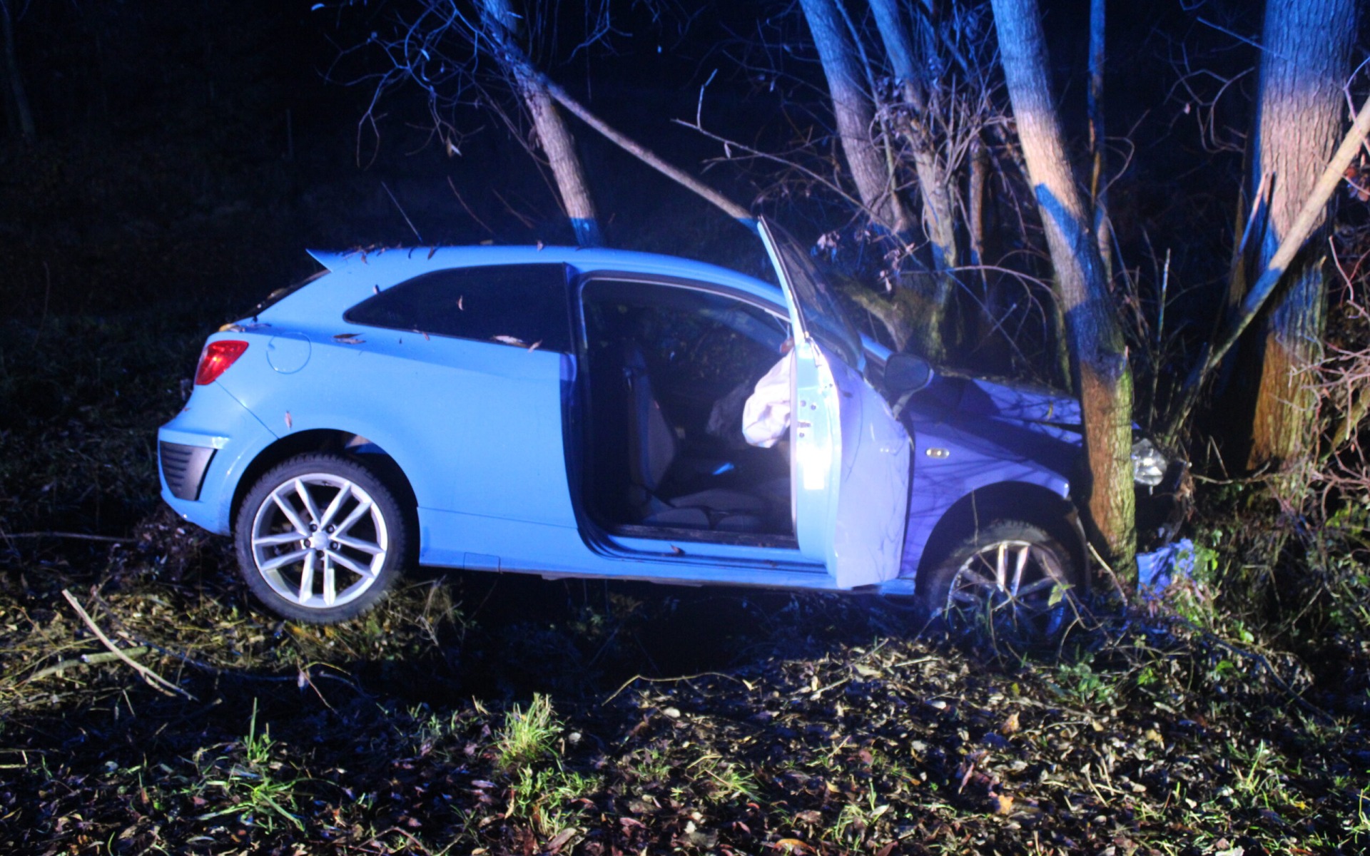 Głębowice: Samochód wypadł z drogi i uderzył w drzewa. Pięć osób w szpitalu