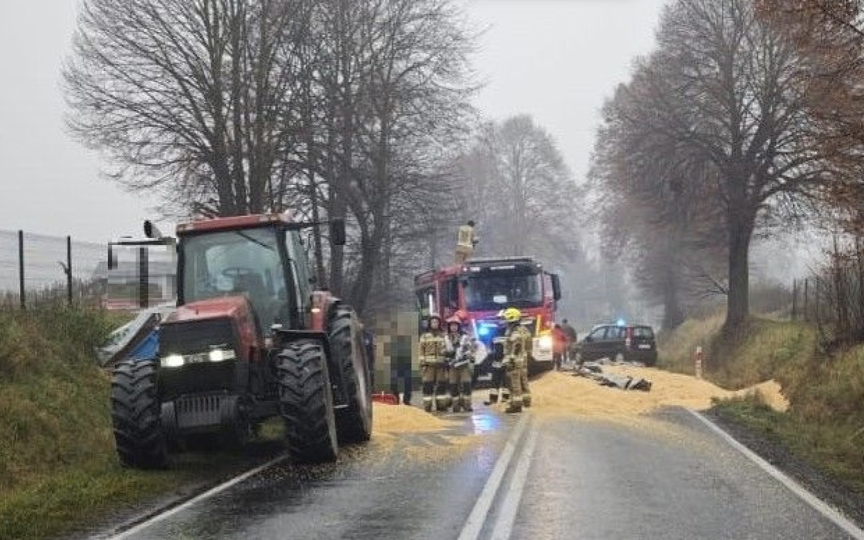 DK44 sparaliżowana! Tonę kukurydzy wysypało się na drogę – kierowcy stoją godzinami