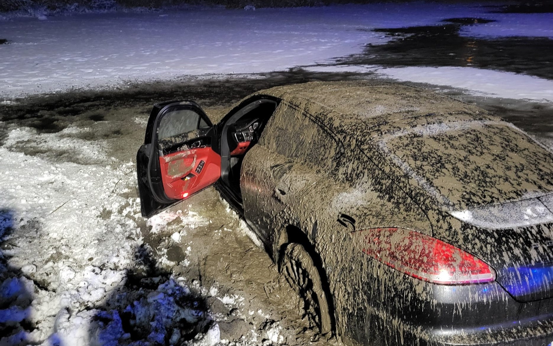 Porsche wpadło do pustego stawu w Grojcu. Policja apeluje o ostrożność