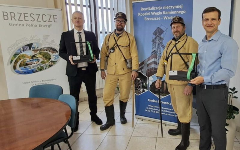Barbórka w Brzeszczach. Górnicy w historycznych strojach odwiedzili urząd i przypomnieli o dziejach kopalni Jawiszowice