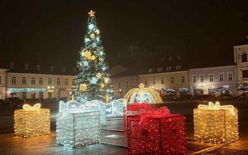 Choinka już świeci! Oświęcim rozbłysnął świątecznymi iluminacjami na Rynku Głównym