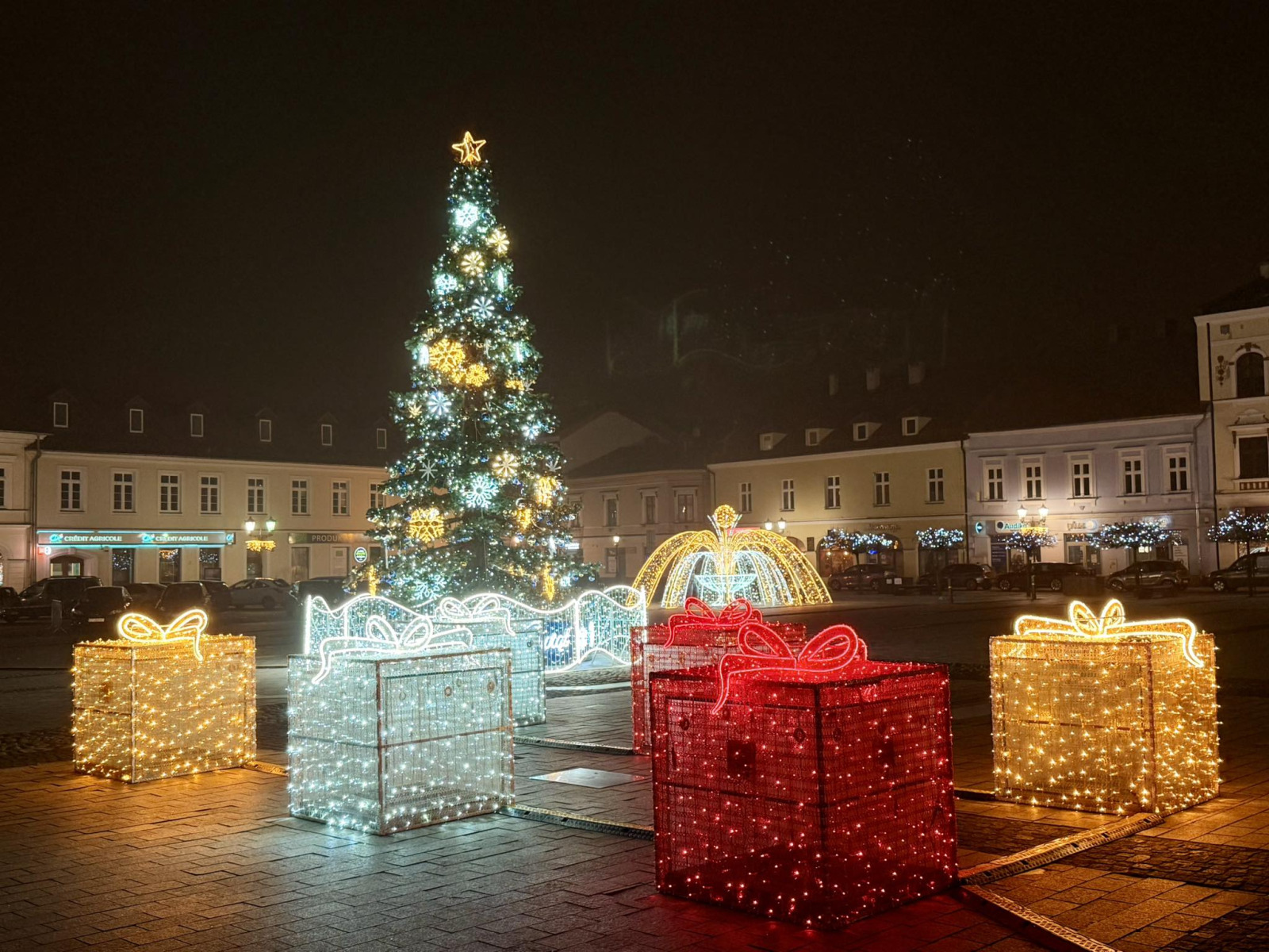 Choinka już świeci! Oświęcim rozbłysnął świątecznymi iluminacjami na Rynku Głównym