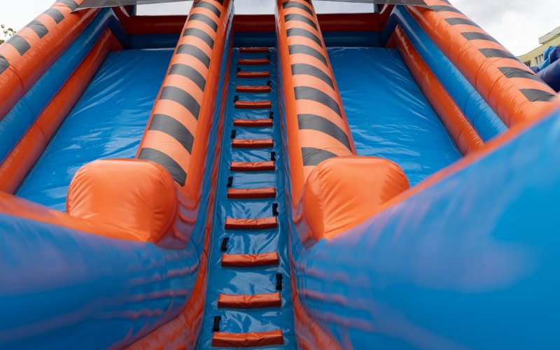 Dmuchane zjeżdżalnie na eventy halowe – które modele najlepiej sprawdzą się zimą 2025/2026?