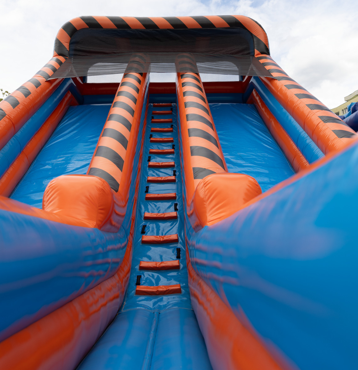 Dmuchane zjeżdżalnie na eventy halowe – które modele najlepiej sprawdzą się zimą 2025/2026?