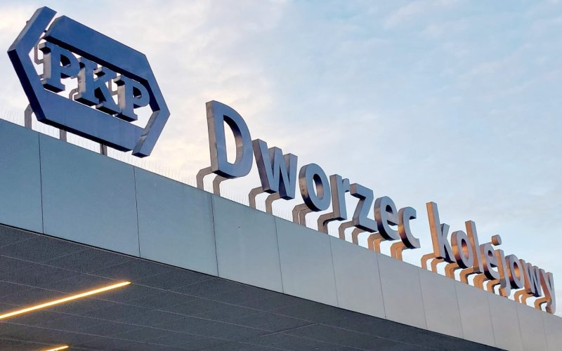 Trzeci stopień alarmowy Charlie. Czy można robić zdjęcia pociągów i infrastruktury kolejowej?