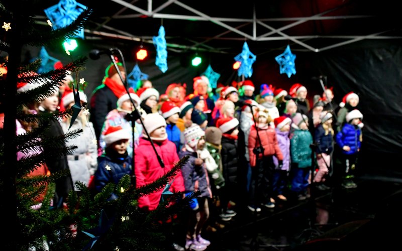 Wigilia Oświęcimska na Rynku. Wspólne kolędowanie, opłatek i Betlejemskie Światło Pokoju
