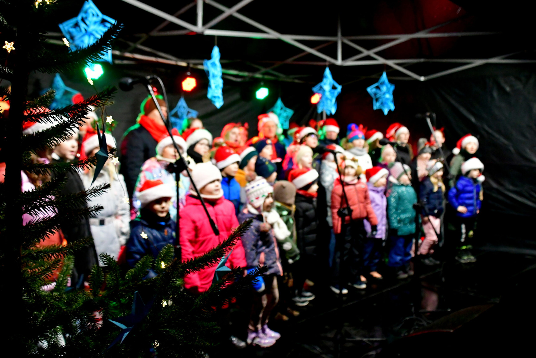 Wigilia Oświęcimska na Rynku. Wspólne kolędowanie, opłatek i Betlejemskie Światło Pokoju