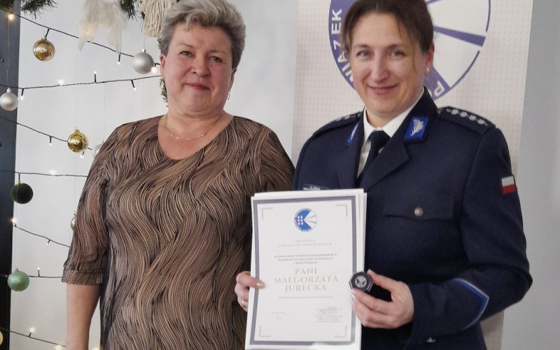 Kęty. Oficer prasowa oświęcimskiej Policji wyróżniona odznaką „Przyjaciel Niewidomych”
