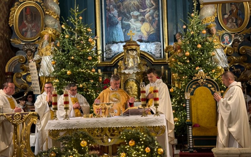 „Boża amnestia dla wszystkich”. Bp Roman Pindel o sensie Bożego Narodzenia podczas Pasterki w Żywcu