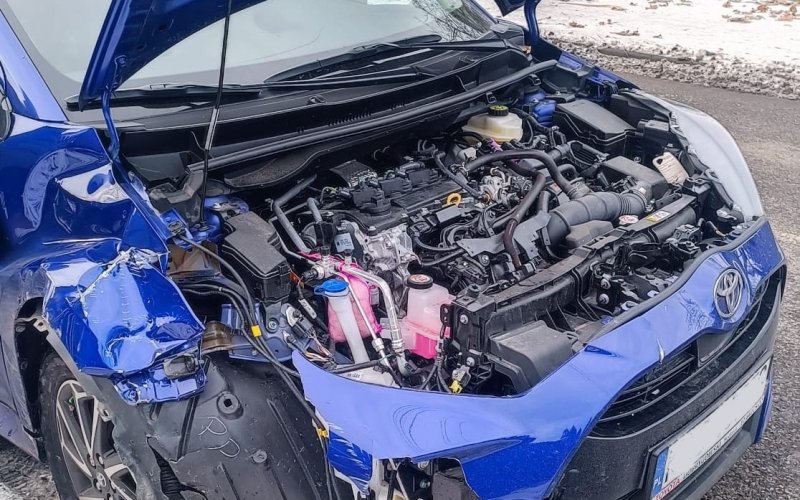 Toyota wypadła z drogi i uderzyła w słup. Groźna kolizja w Chełmku