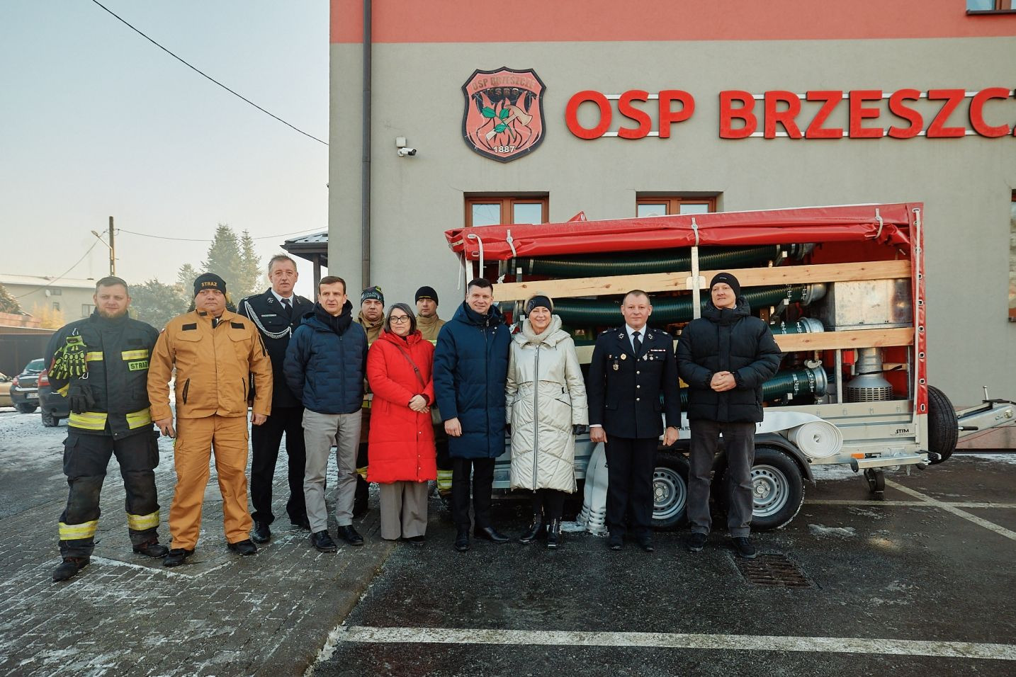 Miliony dla Brzeszcz i OSP. Marszałek sprawdził inwestycje i przekazał sprzęt