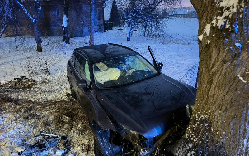 Pijany kierowca przeleciał przez rondo i uderzył w drzewo. 1,8 promila w Bielanach