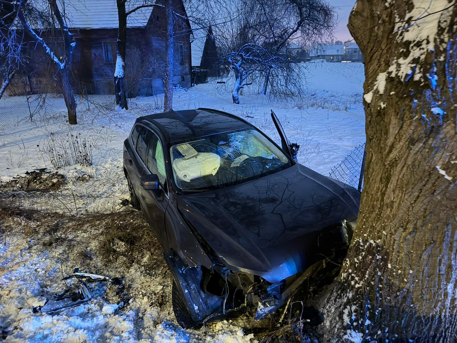 Pijany kierowca przeleciał przez rondo i uderzył w drzewo. 1,8 promila w Bielanach