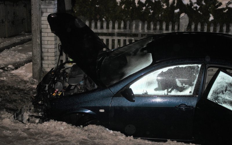 18-letni obywatel Ukrainy rozbił auto w Osieku. 14-letnia pasażerka trafiła do szpitala