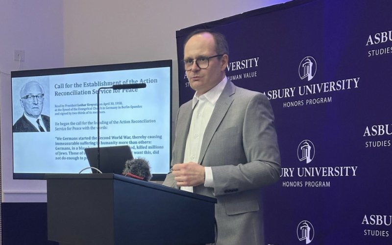 Edukator z Oświęcimia zaprezentował misję MDSM na Asbury University w USA