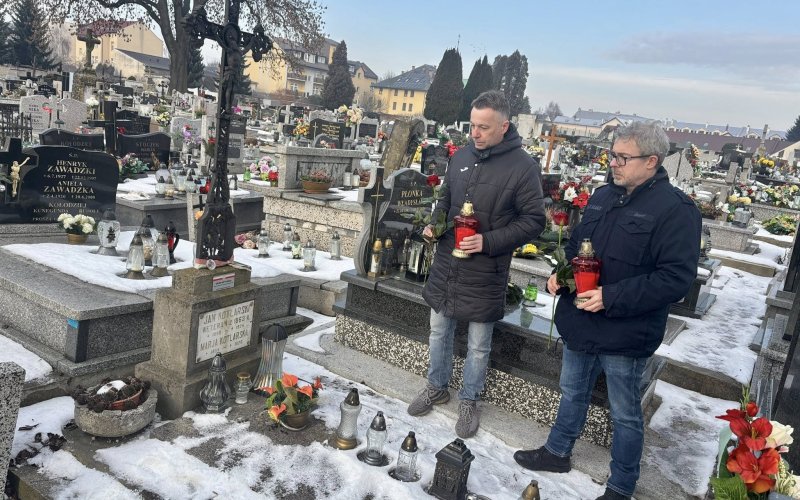 Kwiaty na grobie powstańca. Rocznica Powstania Styczniowego w Oświęcimiu