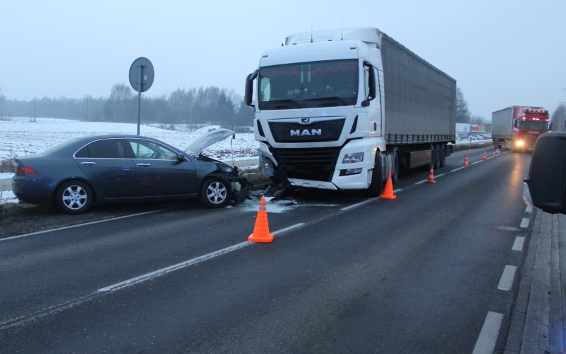 Groźna kolizja na ul. Fabrycznej w Oświęcimiu. Kierowca zasnął za kierownicą