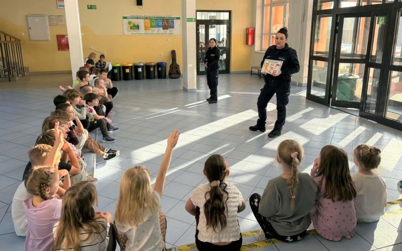Ferie coraz bliżej. Policjanci uczą dzieci, jak bezpiecznie spędzić zimowy wypoczynek