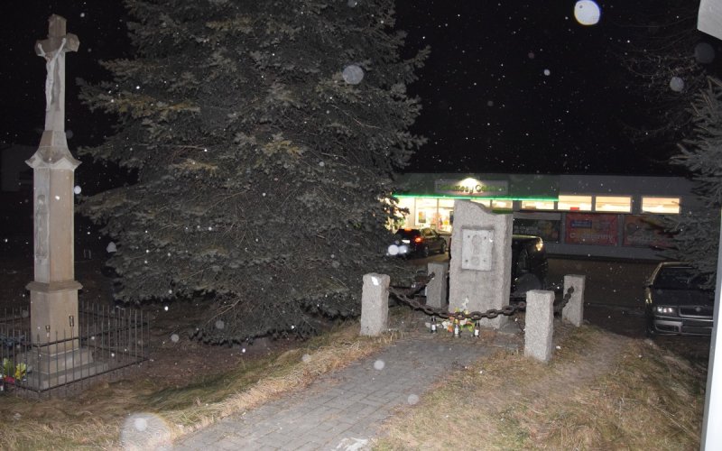 Zniknęła tablica upamiętniająca poległych żołnierzy. Policja szuka sprawcy kradzieży w Rajsku