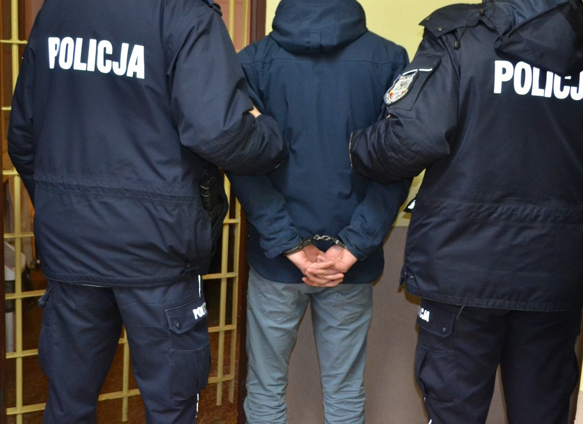 Kradł perfumy za ponad 1300 zł. W Brzeszczach wpadł poszukiwany 25-latek