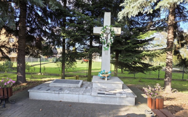 Zapomniany obóz Auschwitz III-Monowitz w centrum osiedla. Powstanie tablica upamiętniająca więźniów