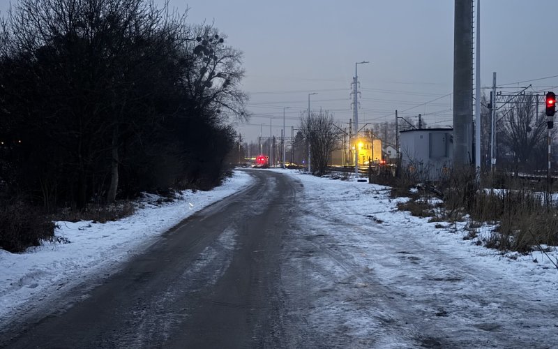 Dwory będą odcięte na ponad miesiąc. PKP rozkopuje przejazd, kierowców czekają objazdy