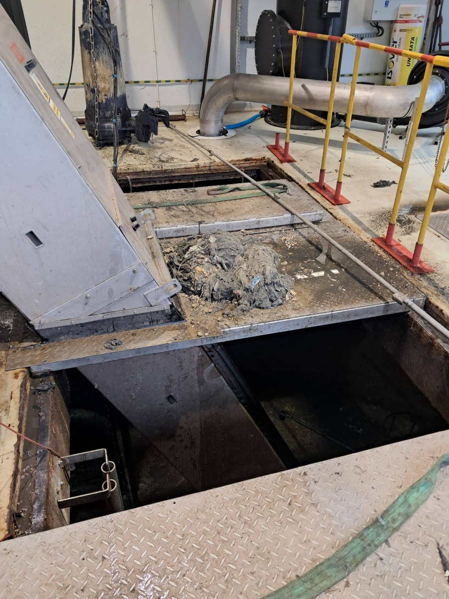 Szokujące znalezisko w przepompowni w Oświęcimiu. Awaria przez pieluchy i ręczniki kąpielowe!