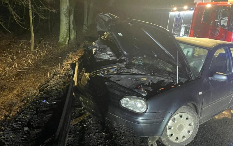 Groźny wypadek w Jawiszowicach! Czołowe zderzenie Volkswagena i Kii, trzy osoby w szpitalu
